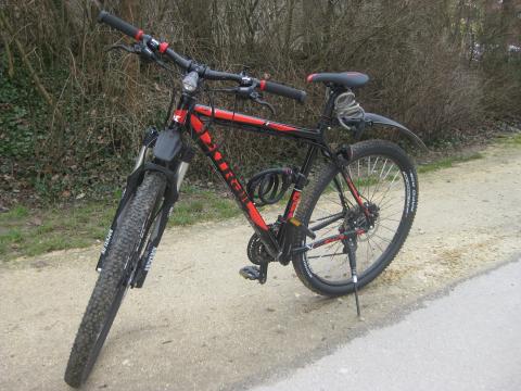 Fahrrad auf Kiesweg