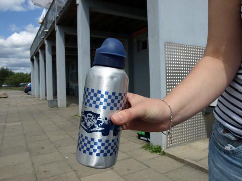 Schütteln einer Getränkeflasche