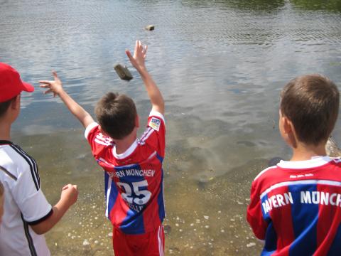 Stein fällt ins Wasser